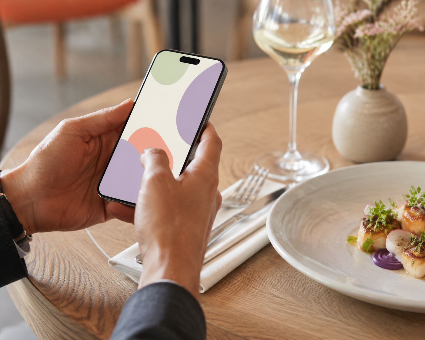 Un restaurateur compose sa carte sur une tablette, au comptoir de son établissement.